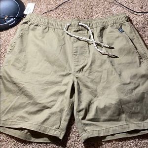 men’s khaki shorts